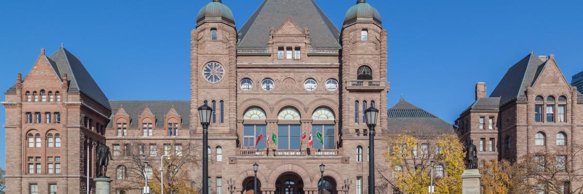 Extérieur avant de Queens Park/entrée de l’édifice (l’édifice de l'Assemblée législative de l'Ontario.