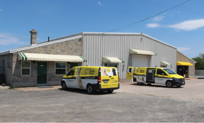 Camionnettes à l'extérieur du Campus canin