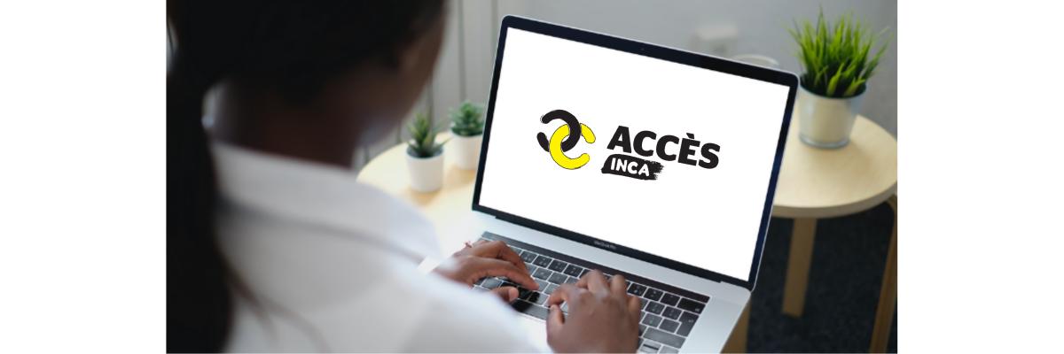 Photo prise par-dessus l'épaule d'une femme naviguant sur son ordinateur portable. Le logo d'Accès INCA est affiché à l'écran de l'ordinateur. 