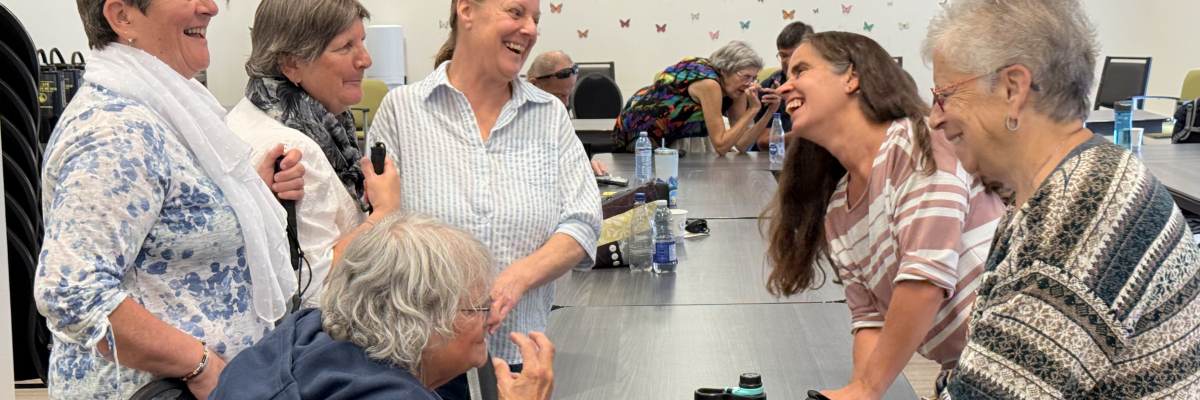 Mains d'une personne âgée qui tient sa canne.