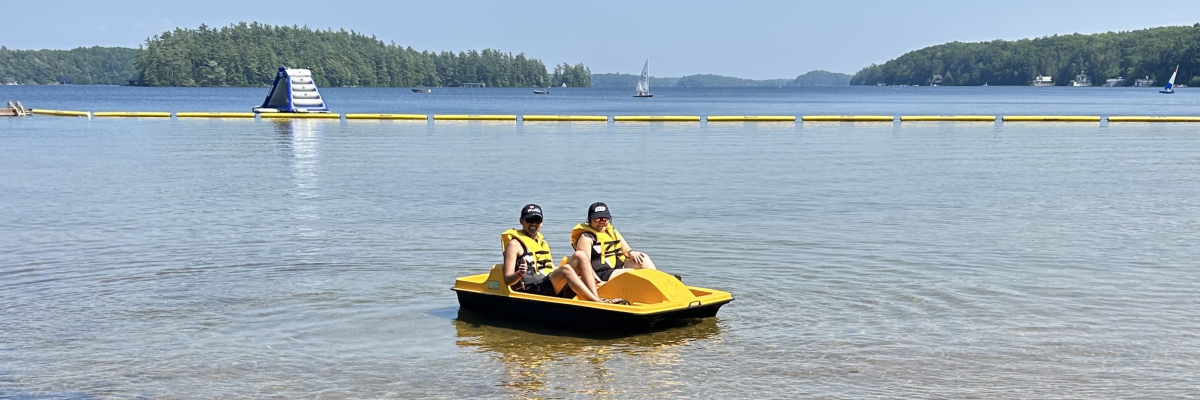 Mains d'une personne âgée qui tient sa canne.