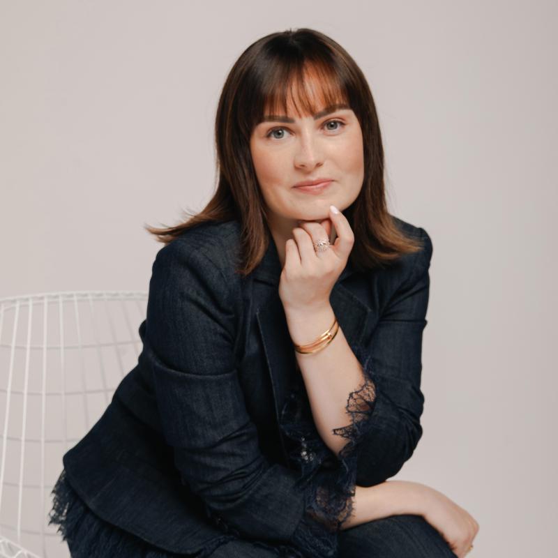 Molly Burke headshot.