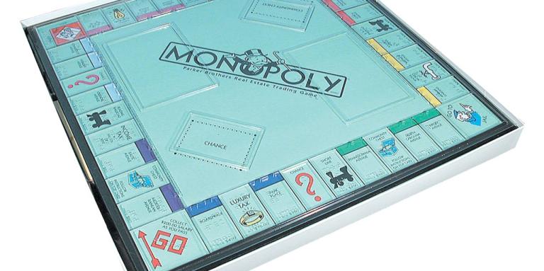 Planche de Monopoly adapté avec du relief et du braille.