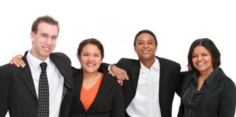 Quatre bénévoles d'entreprise souriants
