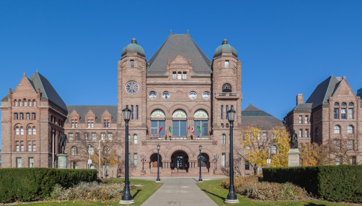Extérieur avant de Queens Park/entrée du bâtiment (le bâtiment de l'Assemblée législative de l'Ontario.